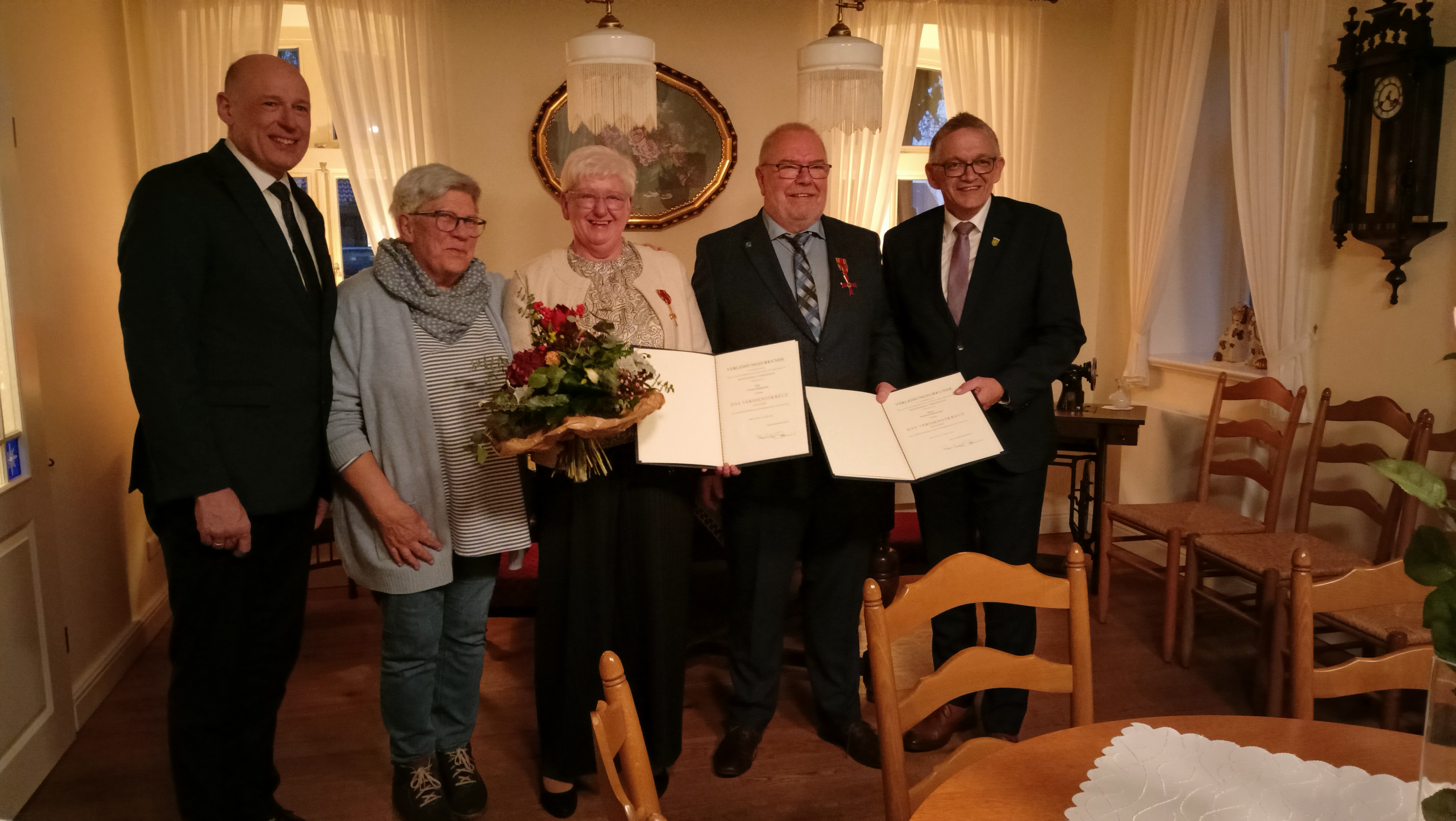 Die neuen Ordensträger mit den Laudatoren und der Laudatorin