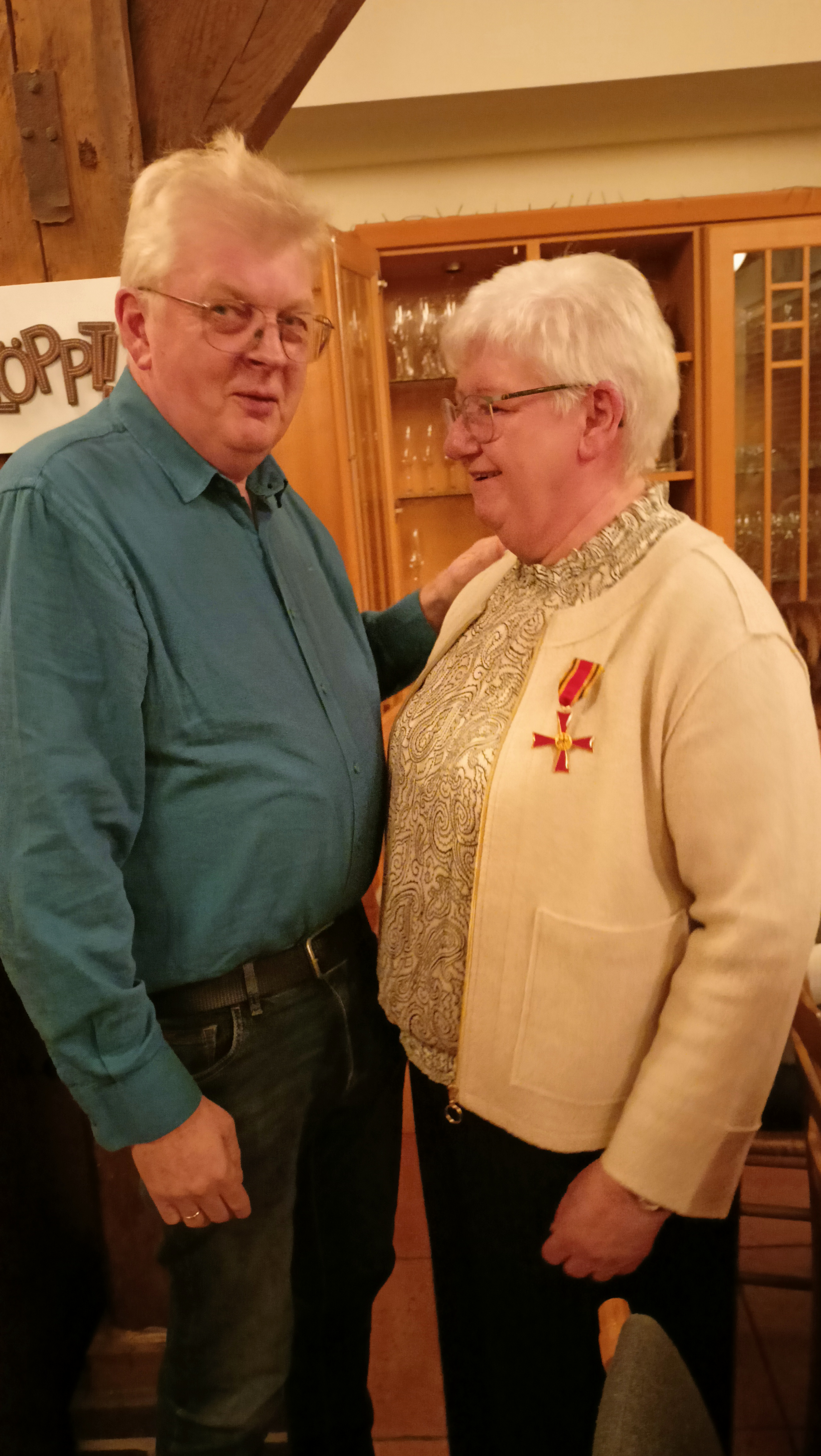 Der Außenstellenleiter Werner Fromm mit Christa Helmerichs