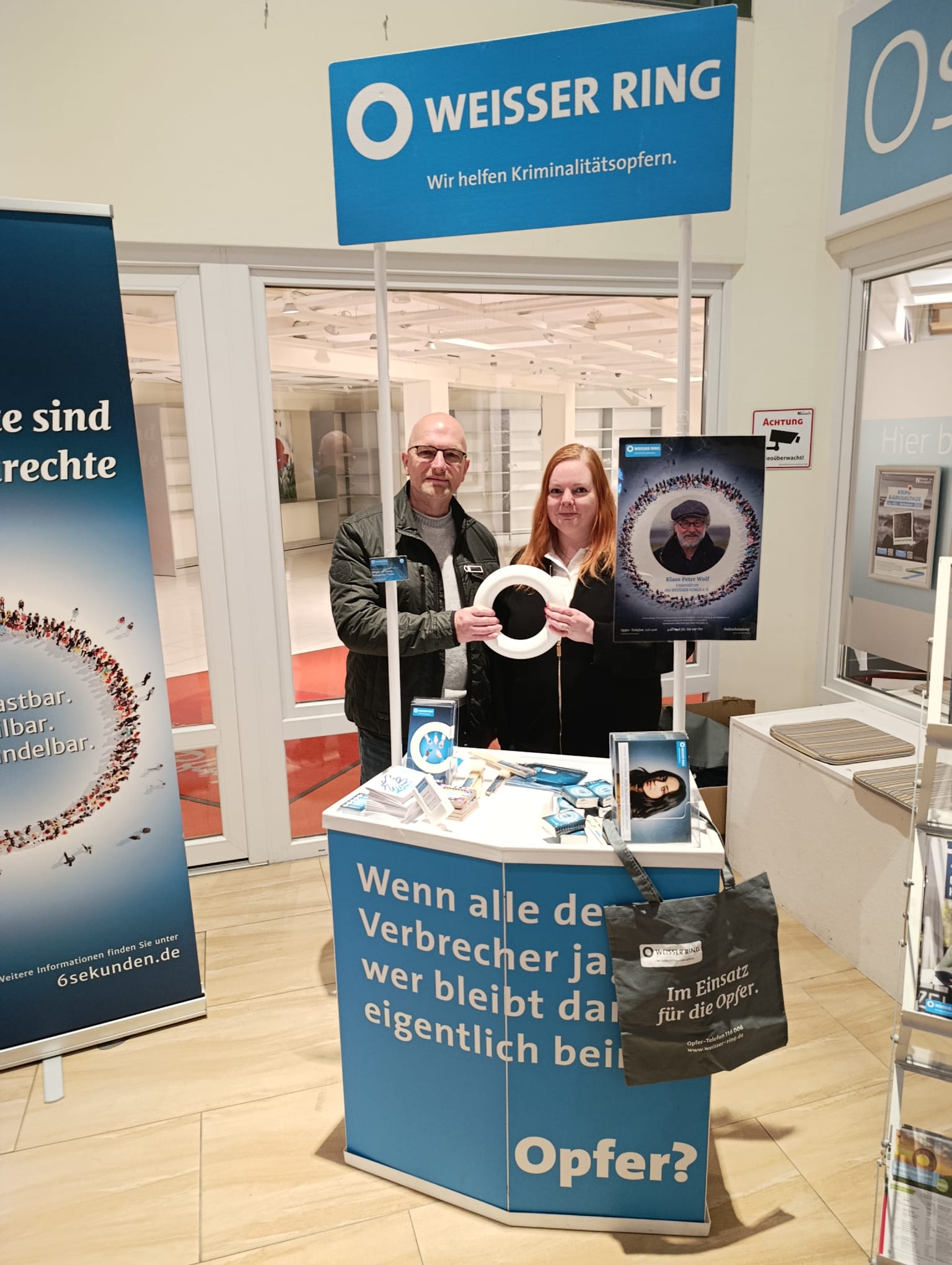 Thomas Weerts und Martina Janssen am Stand des WEISSEN RING