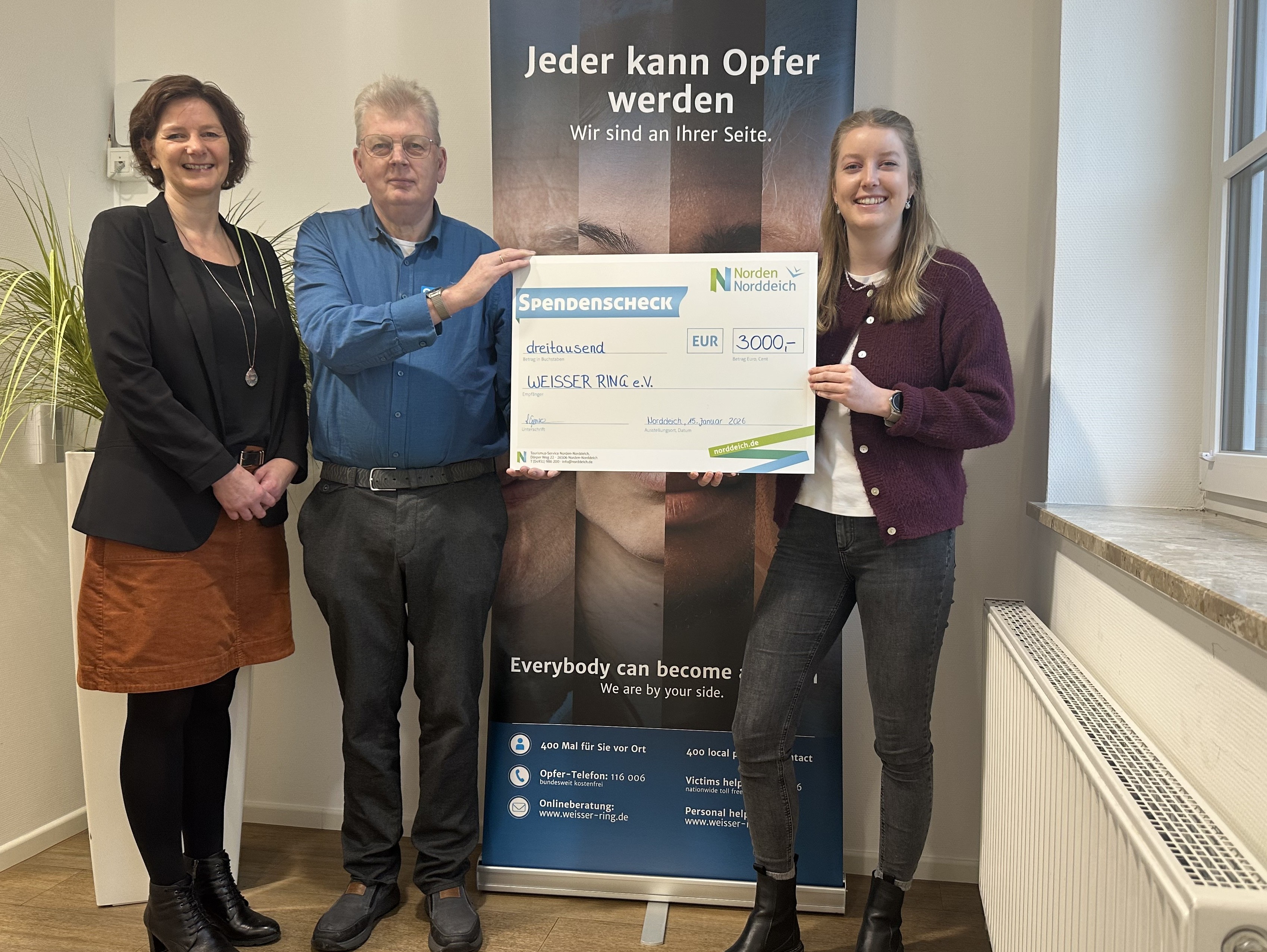 Symbolische Übergabe des Spendenschecks an Werner Fromm