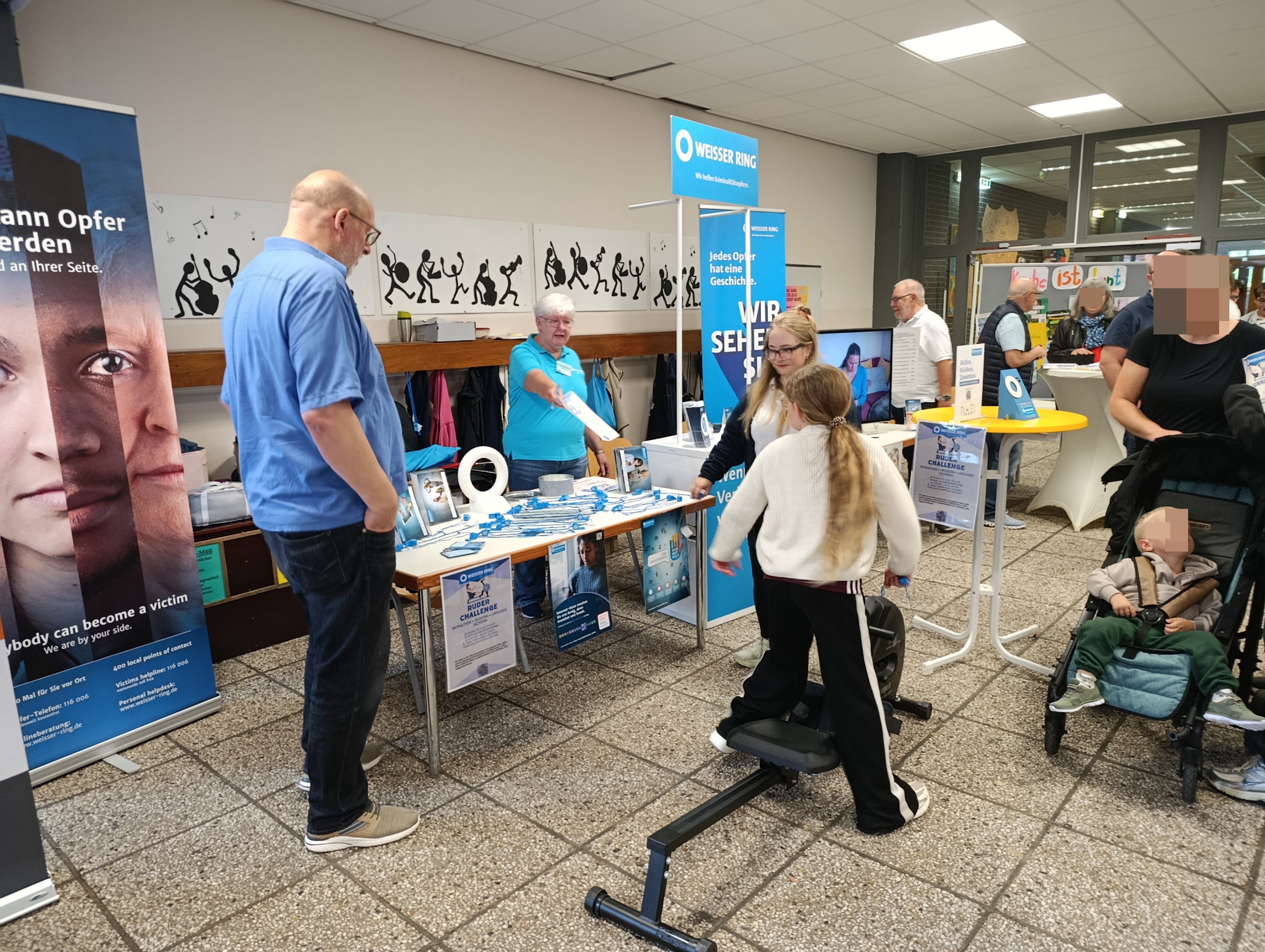 Betrieb auf dem Stand -Aushändigung einer Urkunde nach dem Rudern