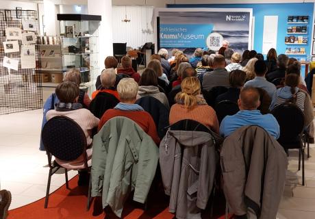 Das Publikum hört gespannt zu