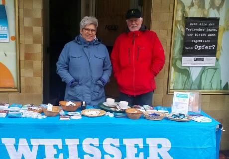 Johann Harms mit Karin Harms auch bei kaltem Wetter am Stand